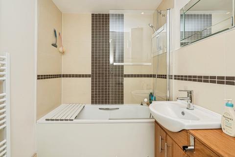 1 bedroom flat for sale, Crouch Oak Lane, ADDLESTONE, Surrey, KT15
