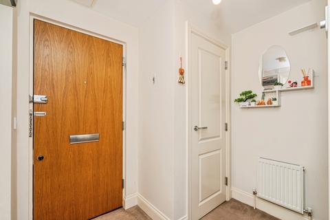 1 bedroom flat for sale, Crouch Oak Lane, ADDLESTONE, Surrey, KT15
