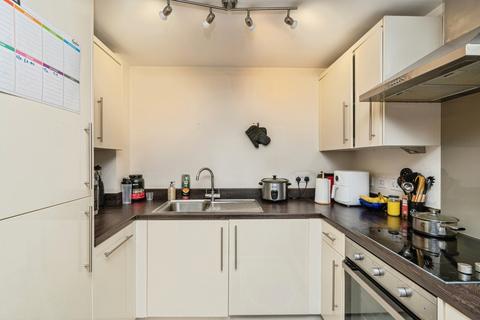1 bedroom flat for sale, Crouch Oak Lane, ADDLESTONE, Surrey, KT15