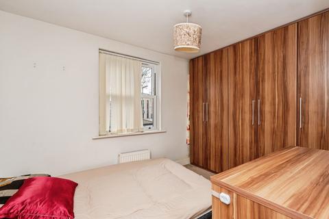 1 bedroom flat for sale, Crouch Oak Lane, ADDLESTONE, Surrey, KT15