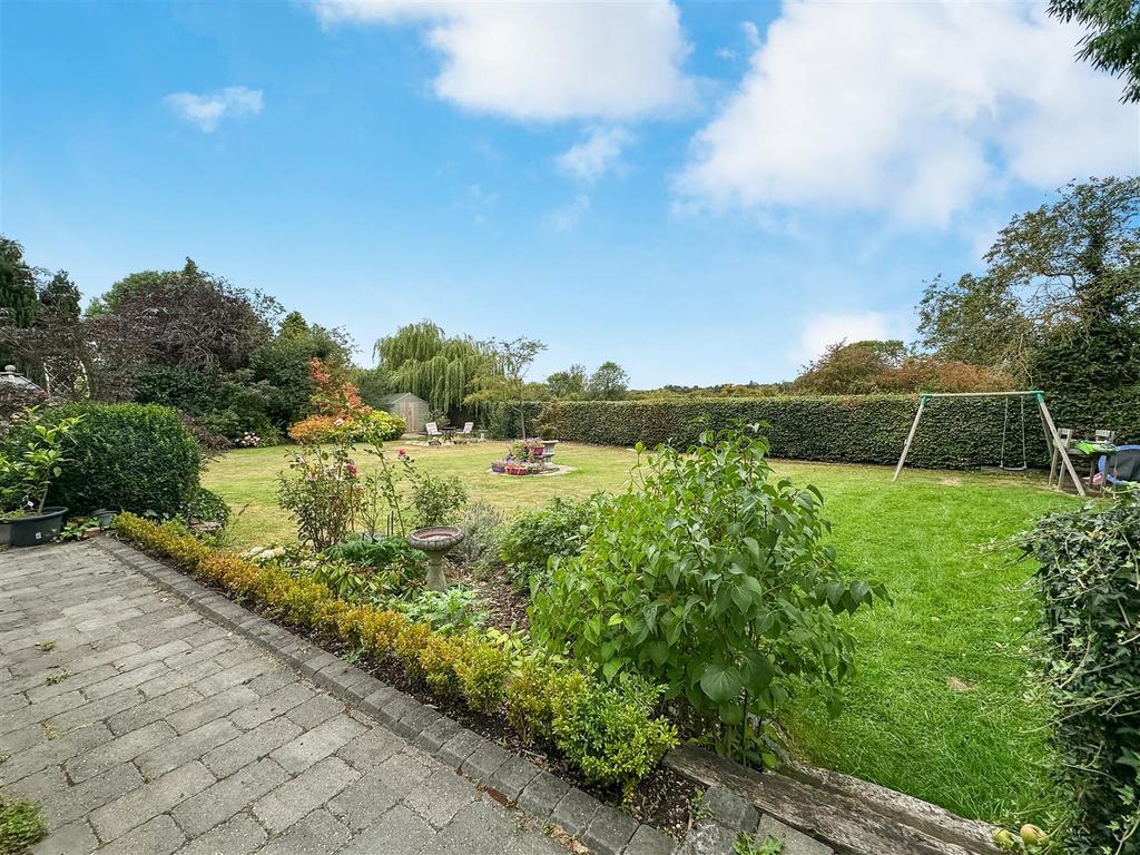 Generous Private Garden 498