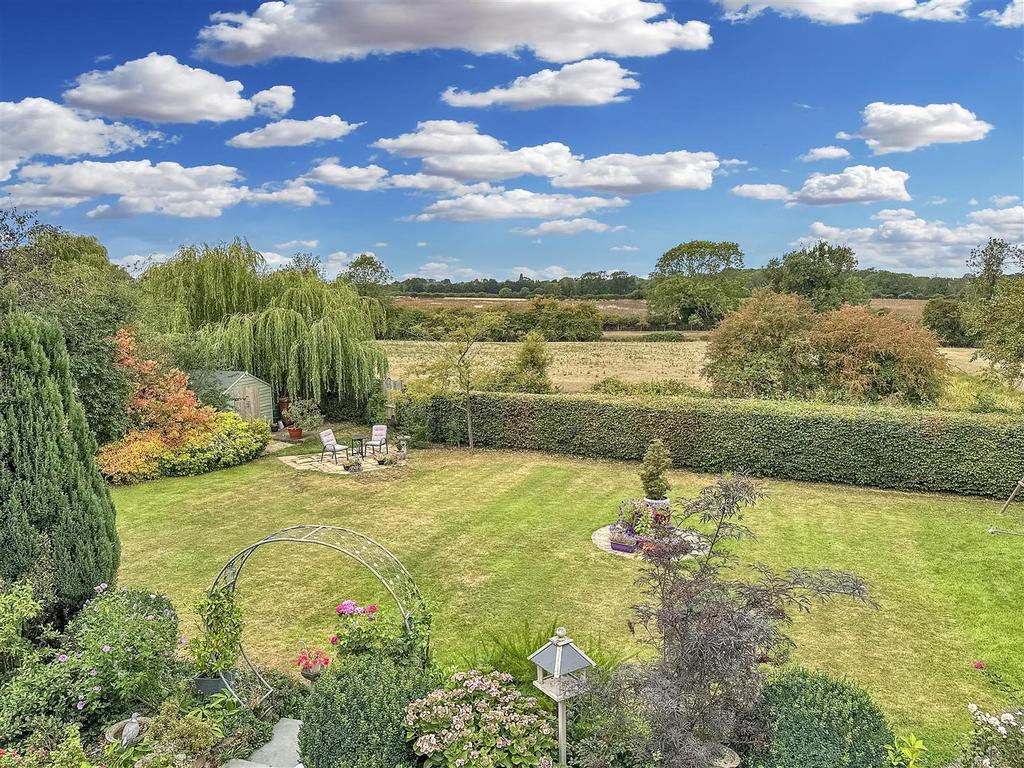 Mature Garden & Unspoiled Outlook 370