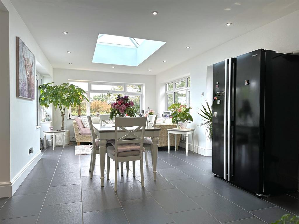OPEN-PLAN Living/Dining Space 429