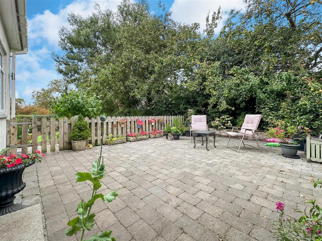 Secluded Block Paved Seating Area 488