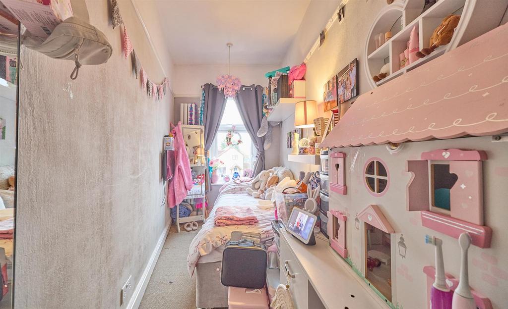 Nursery/Study to front