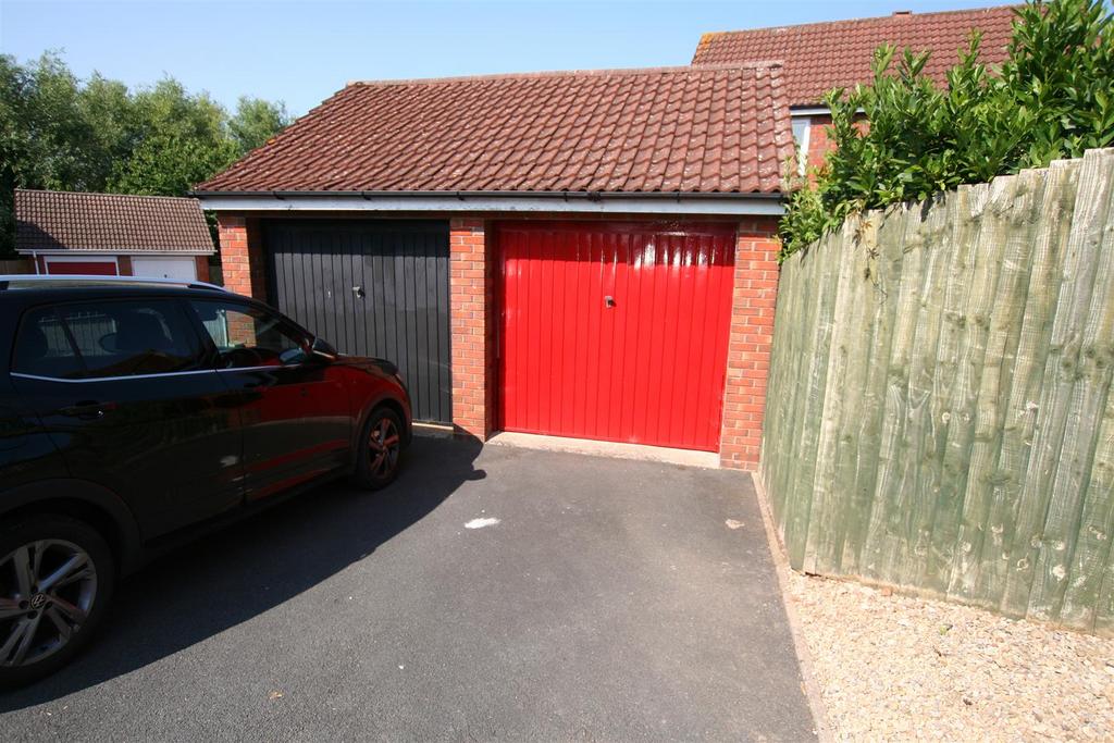 Kinordclose,2garage.JPG