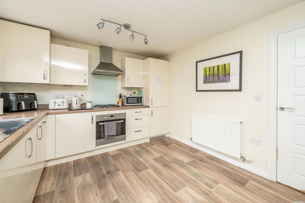Kitchen / Dining Area