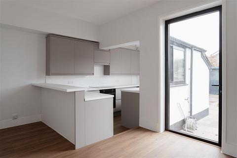 2 bedroom house to rent, Wilton Road, Redhill