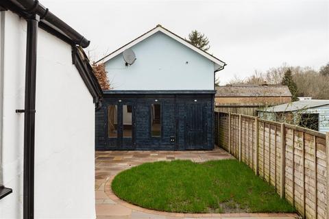 2 bedroom house to rent, Wilton Road, Redhill