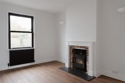 2 bedroom house to rent, Wilton Road, Redhill