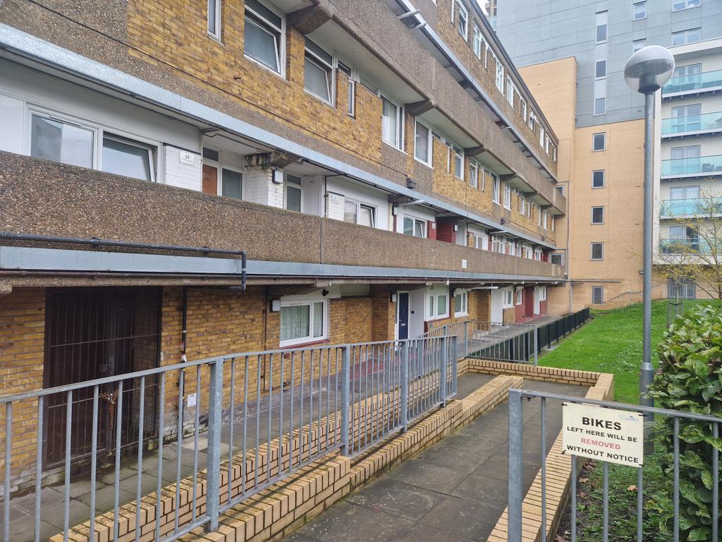 2 bed flat to rent Cable St, Shadwell E1