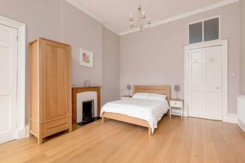 3 bedroom flat to rent, London Street, New Town, City Centre