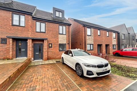 3 bedroom semi-detached house for sale, Robin Close, Hebburn, NE31
