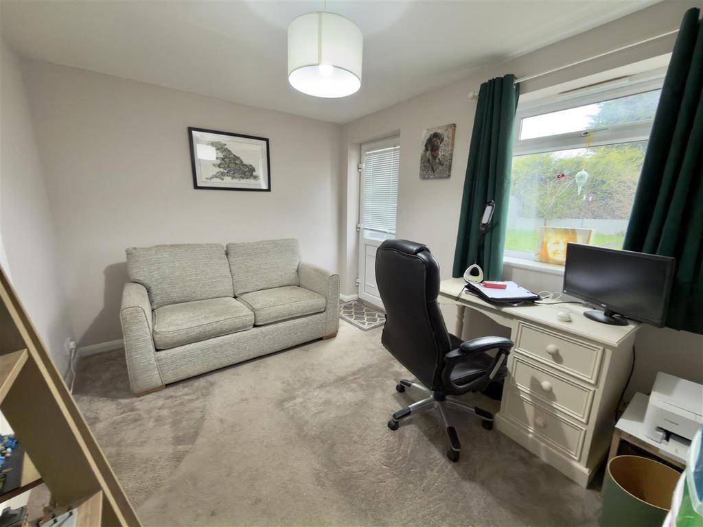 Bedroom 5/Study