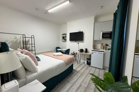 Studio to rent, Pembroke Road, London, W8