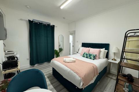 Studio to rent, Pembroke Road, London, W8