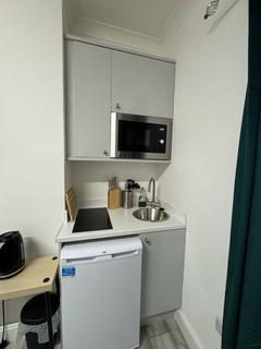 Studio to rent, Pembroke Road, London, W8