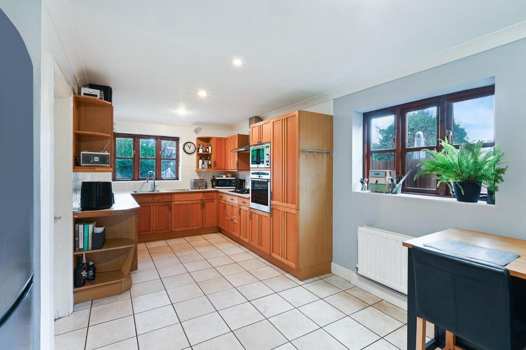 Hawthorn close