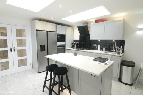 4 bedroom semi-detached house to rent, Nash Close, Hatfield
