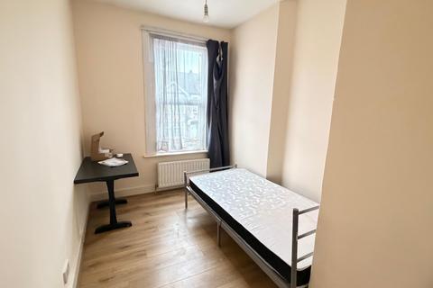 2 bedroom flat to rent, London, E6