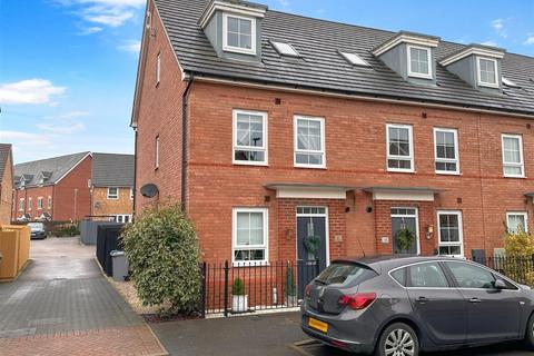 4 bedroom end of terrace house for sale, Carmelita Avenue, Fernwood, Newark