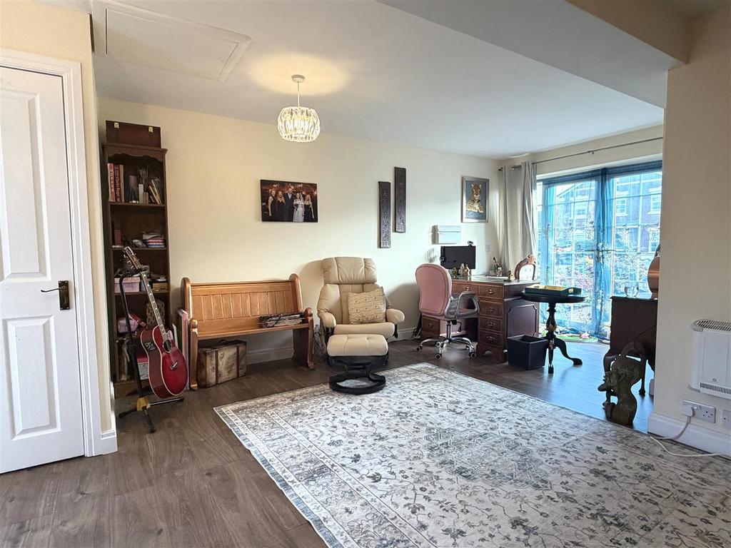Reception room/bedroom