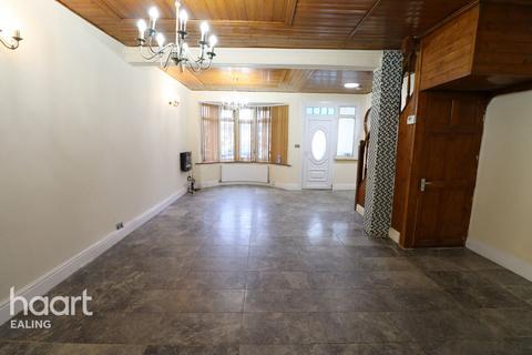 4 bedroom terraced house to rent, Laburnum Grove, Southall