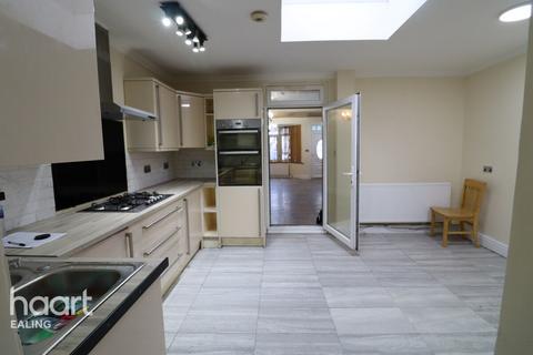 4 bedroom terraced house to rent, Laburnum Grove, Southall