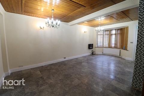 4 bedroom terraced house to rent, Laburnum Grove, Southall
