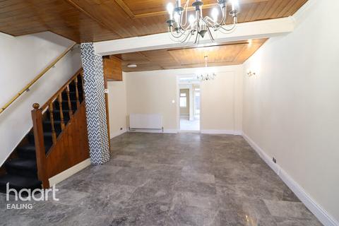 4 bedroom terraced house to rent, Laburnum Grove, Southall