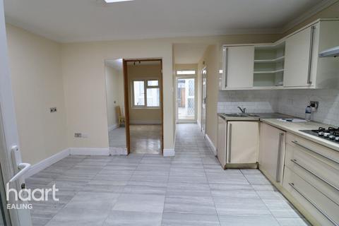 4 bedroom terraced house to rent, Laburnum Grove, Southall
