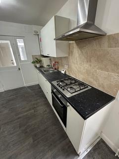 2 bedroom flat to rent, Hambro Road, Streatham, SW16