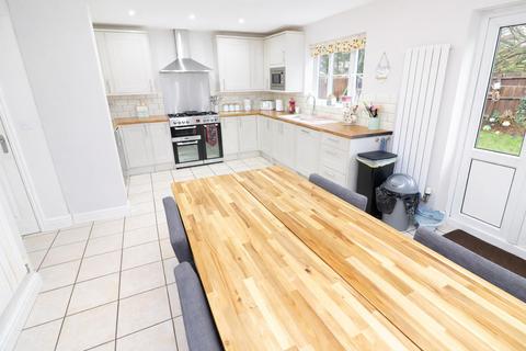 6 bedroom link detached house for sale, Lime Street, Rushden NN10