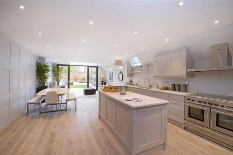 5 bedroom semi-detached house to rent, Glendun Road, London W3