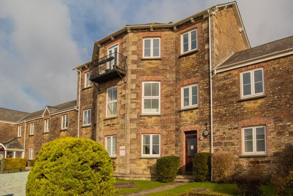 22 Castle Hill Court Bodmin 01208 74182-13