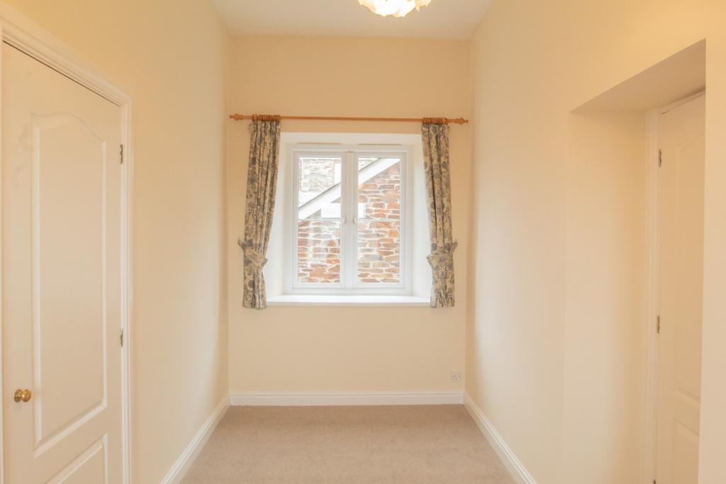 22 Castle Hill Court Bodmin 01208 74182-06