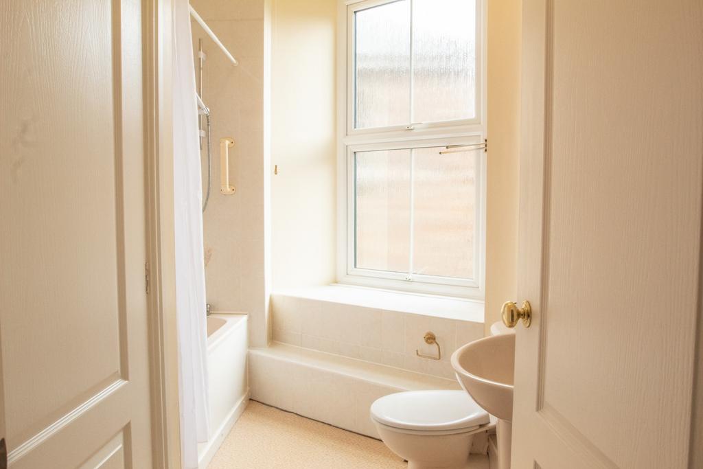 22 Castle Hill Court Bodmin 01208 74182-08
