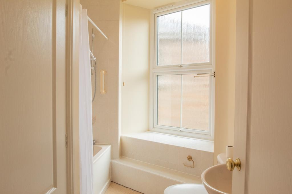 22 Castle Hill Court Bodmin 01208 74182-07