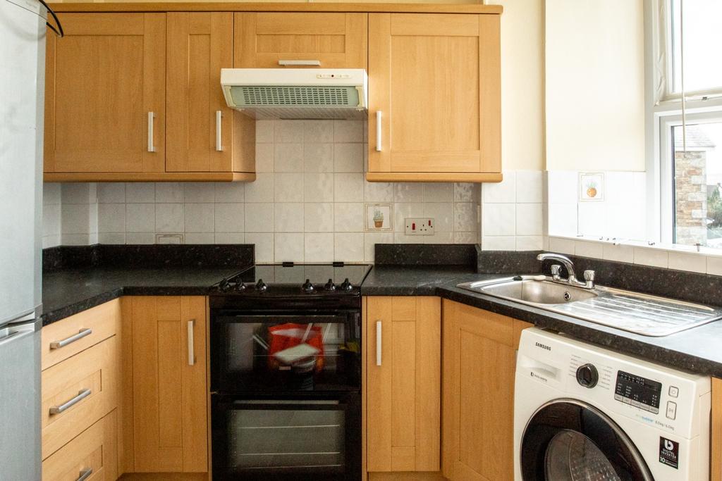 22 Castle Hill Court Bodmin 01208 74182-09