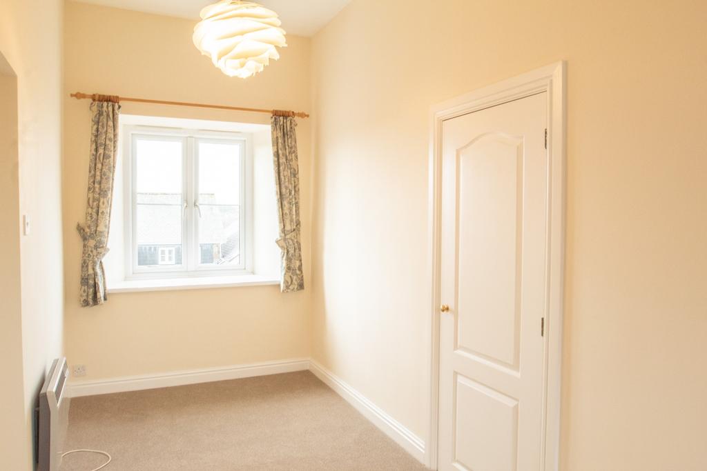 22 Castle Hill Court Bodmin 01208 74182-04