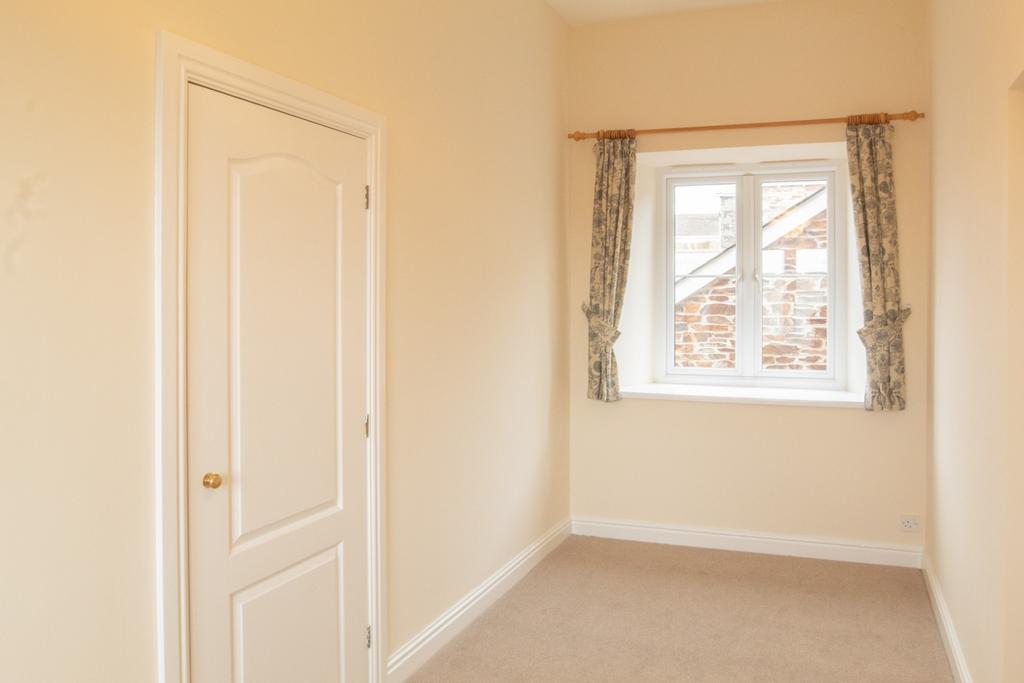 22 Castle Hill Court Bodmin 01208 74182-05