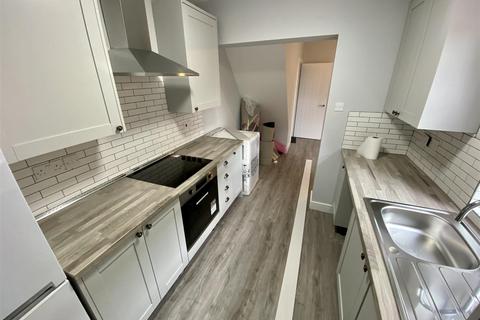 3 bedroom terraced house to rent, Talbot Road, Luton