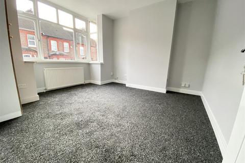 3 bedroom terraced house to rent, Talbot Road, Luton