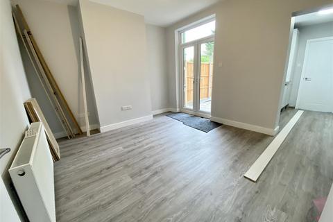 3 bedroom terraced house to rent, Talbot Road, Luton