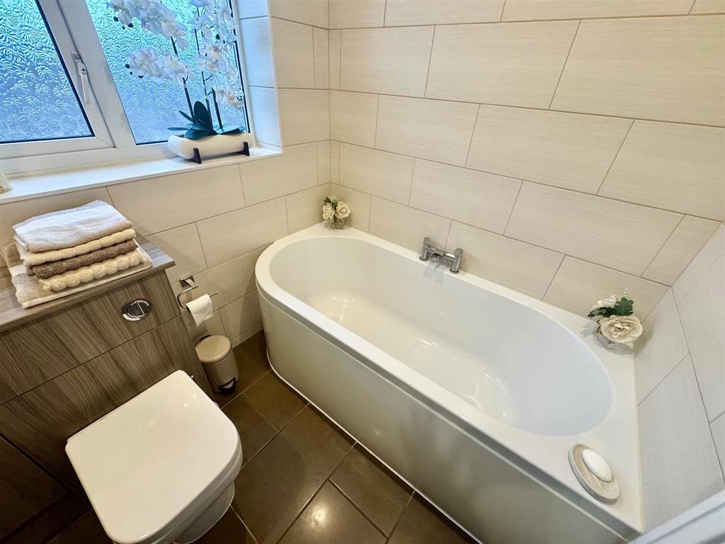 Bathroom 2.jpg