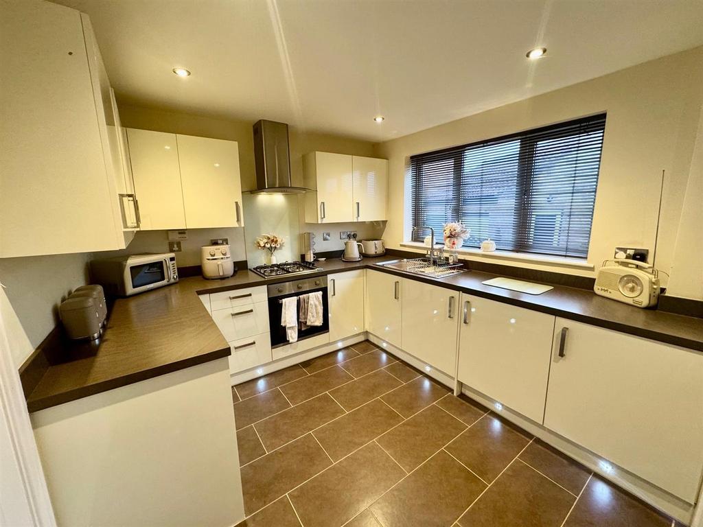 Kitchen 2.jpg