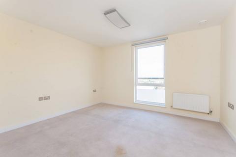2 bedroom flat to rent, The Green, Southall, UB2