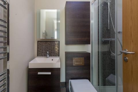 2 bedroom flat to rent, The Green, Southall, UB2