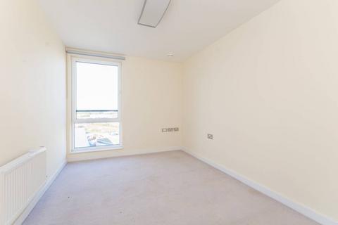 2 bedroom flat to rent, The Green, Southall, UB2