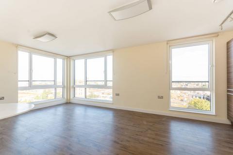 2 bedroom flat to rent, The Green, Southall, UB2